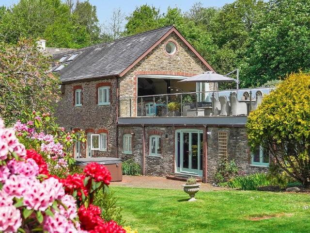6 bedroom detached house for sale
