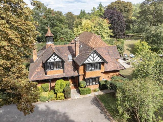 6 bedroom detached house for sale
