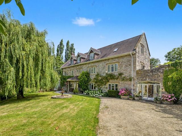 6 bedroom detached house for sale