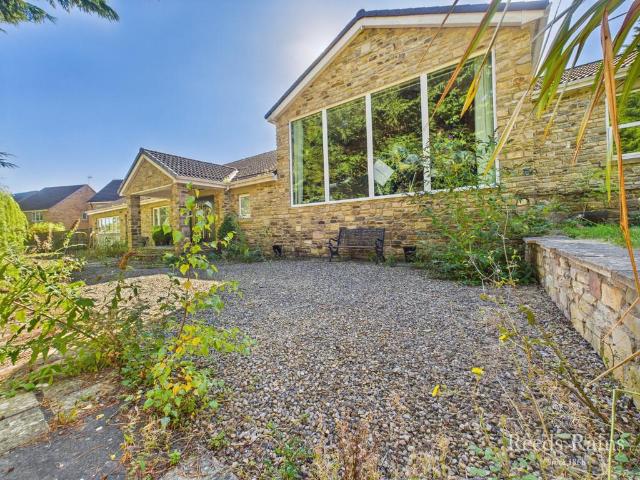 6 bedroom detached house for sale