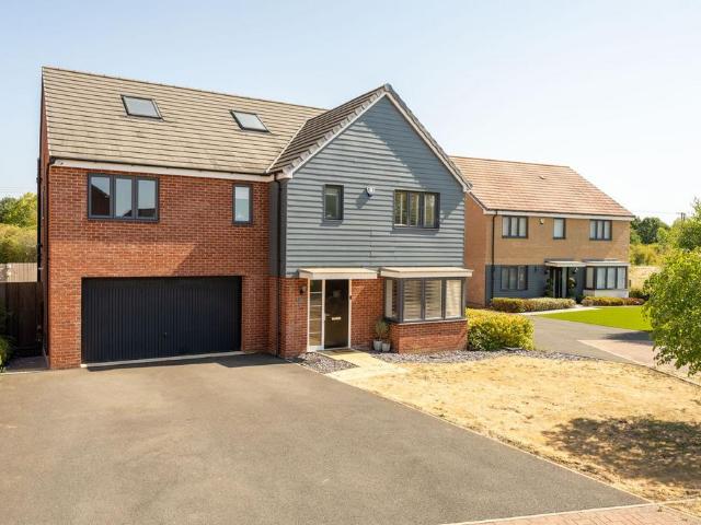 6 bedroom detached house for sale