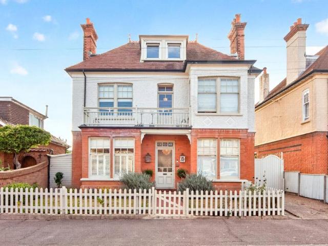 6 bedroom detached house for sale
