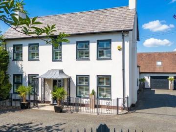 6 bedroom detached house for sale