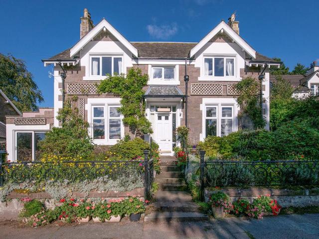 6 bedroom detached house for sale