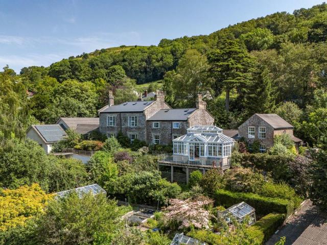 6 bedroom detached house for sale