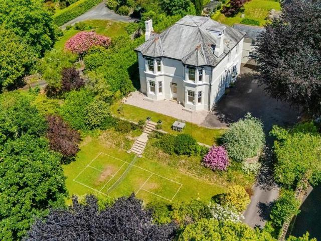 6 bedroom detached house for sale
