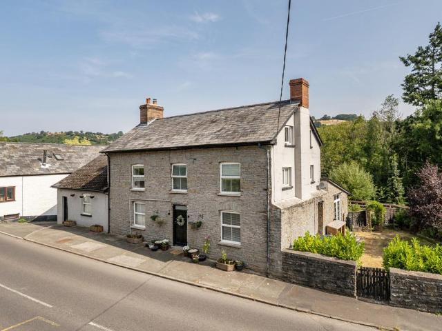 6 bedroom detached house for sale