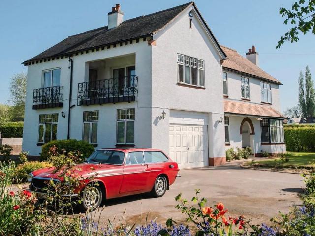 6 bedroom detached house for sale