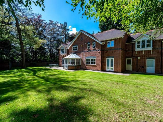 6 bedroom detached house for sale