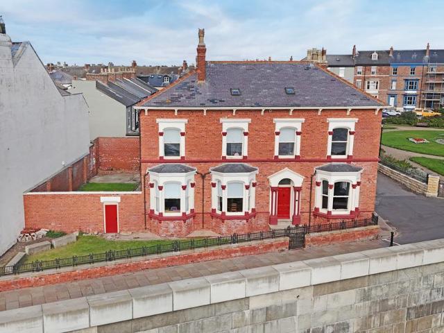 6 bedroom detached house for sale