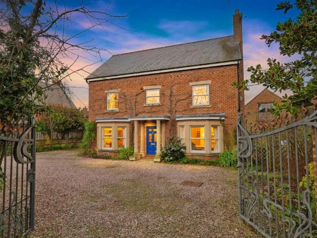 6 bedroom detached house for sale