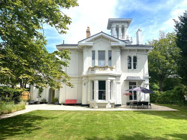 6 bedroom detached house for sale
