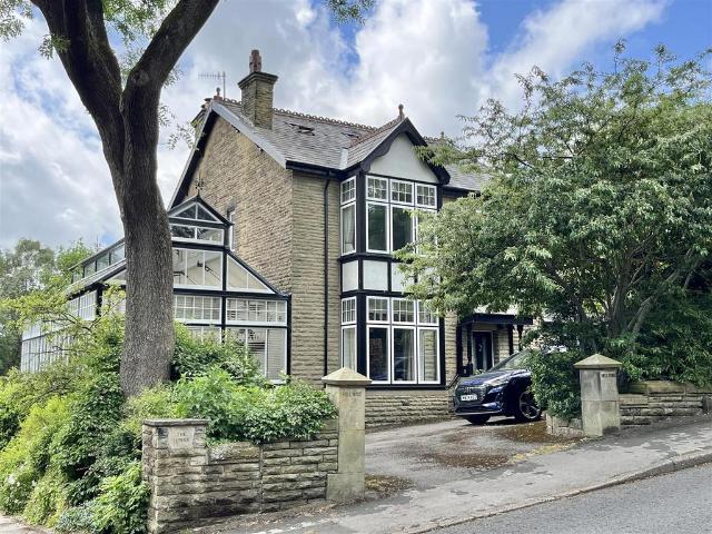 6 bedroom detached house for sale