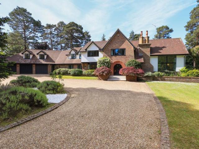 6 bedroom detached house for sale