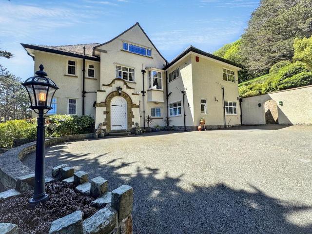 6 bedroom detached house for sale