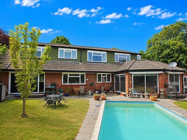 6 bedroom detached house for sale