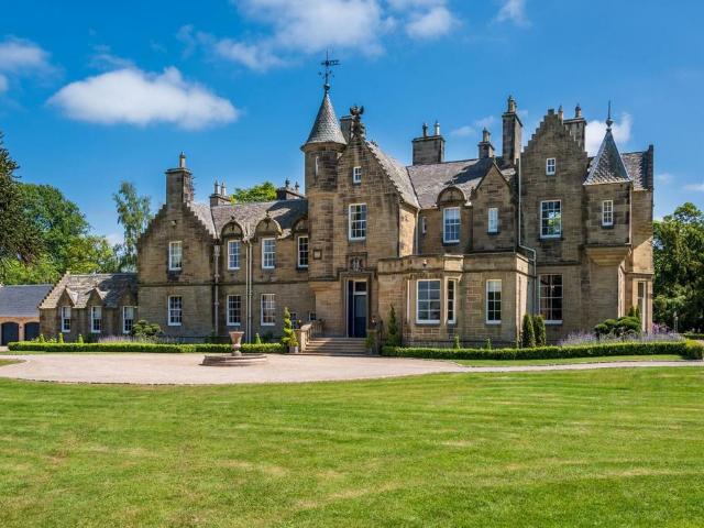 6 bedroom detached house for sale