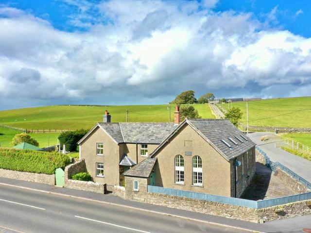 6 bedroom detached house for sale