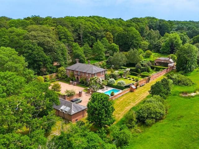 6 bedroom detached house for sale