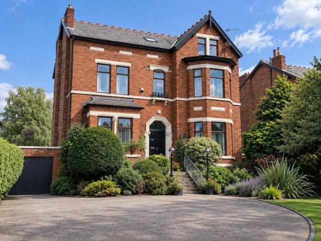 6 bedroom detached house for sale