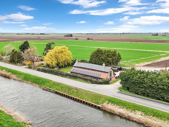 6 bedroom detached house for sale
