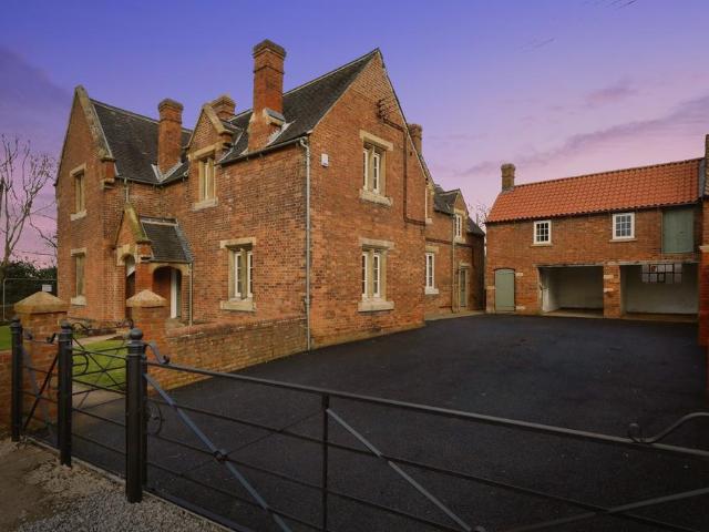 6 bedroom detached house for sale