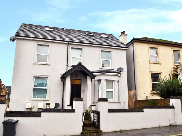 6 bedroom detached house for sale