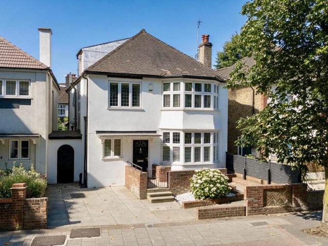 6 bedroom detached house for sale