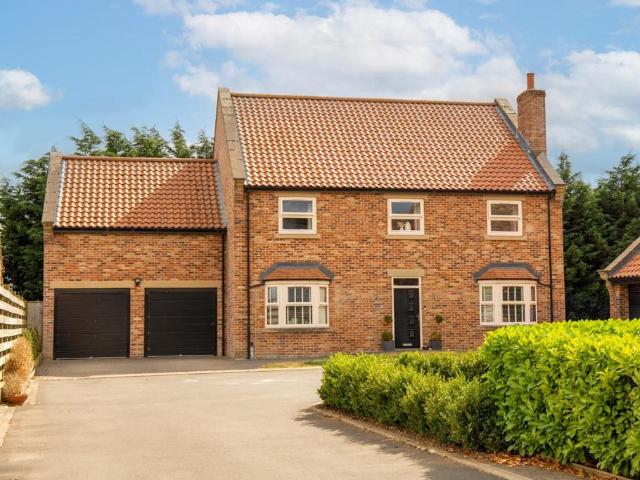 6 bedroom detached house for sale