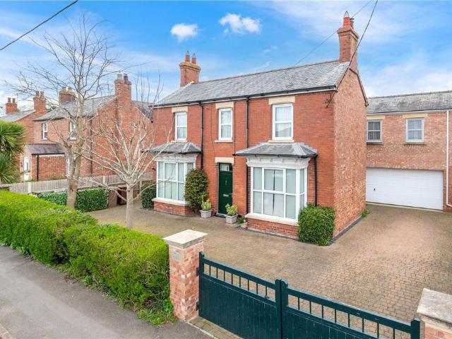 6 bedroom detached house for sale
