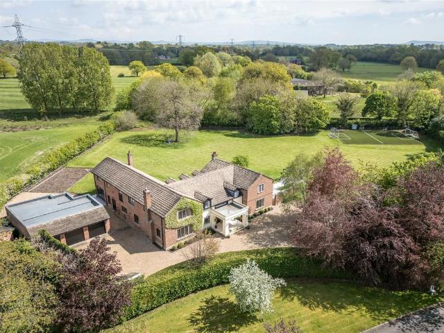 6 bedroom detached house for sale