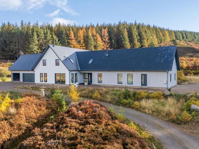 6 bedroom detached house for sale