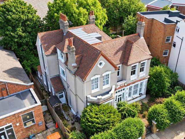 6 bedroom detached house for sale