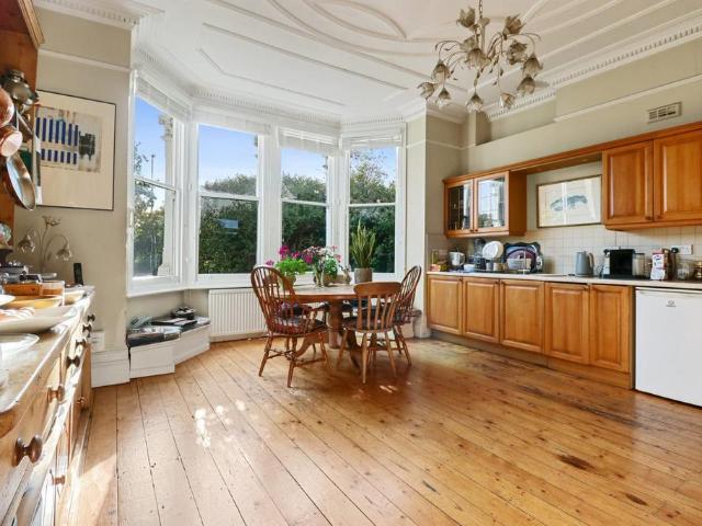 6 bedroom detached house for sale