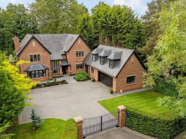 6 bedroom detached house for sale