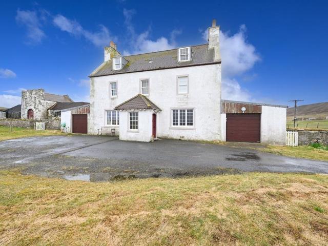 6 bedroom detached house for sale