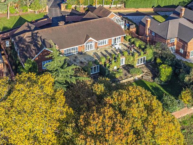 6 bedroom detached house for sale