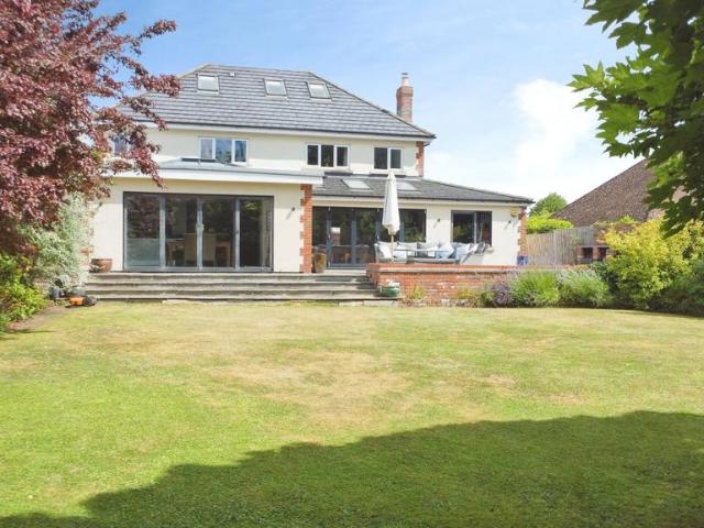 6 bedroom detached house for sale