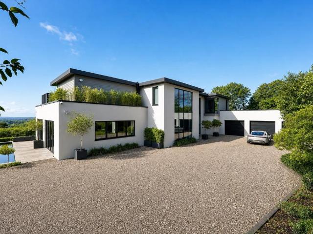 6 bedroom detached house for sale
