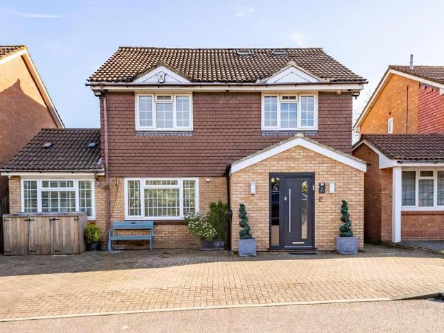6 bedroom detached house for sale