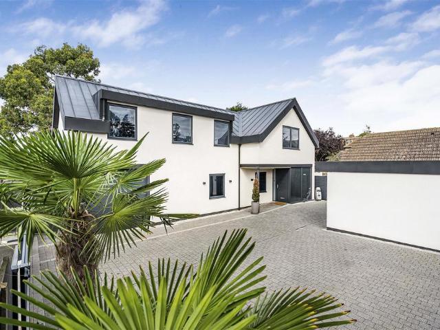 6 bedroom detached house for sale