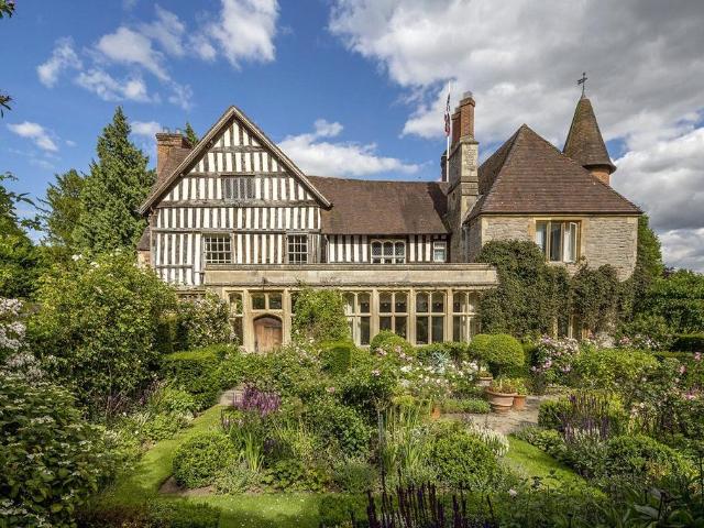 6 bedroom detached house for sale