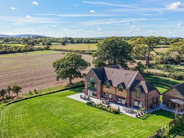 6 bedroom detached house for sale
