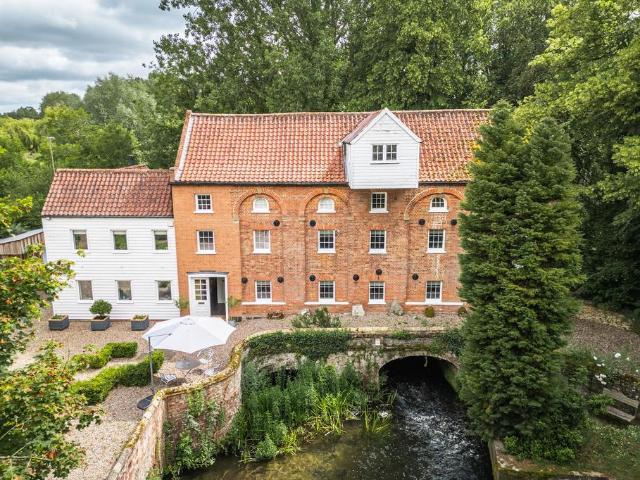 6 bedroom detached house for sale