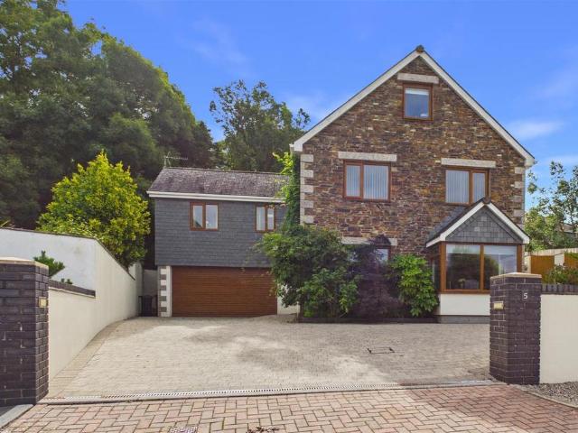 6 bedroom detached house for sale