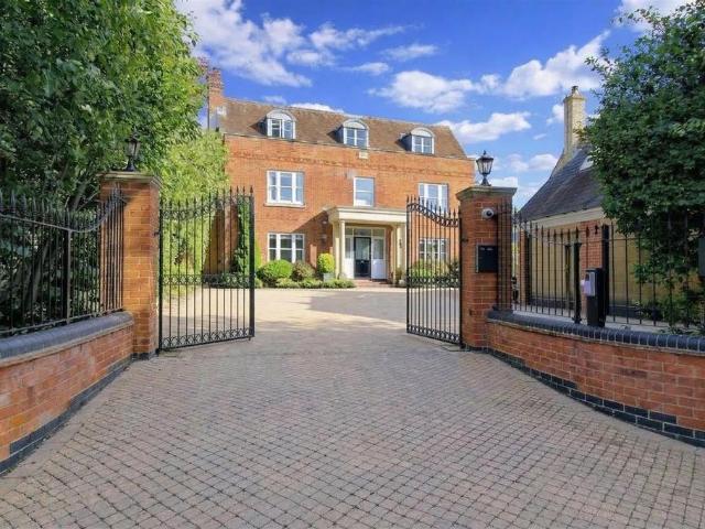 6 bedroom detached house for sale