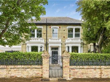 6 bedroom detached house for sale