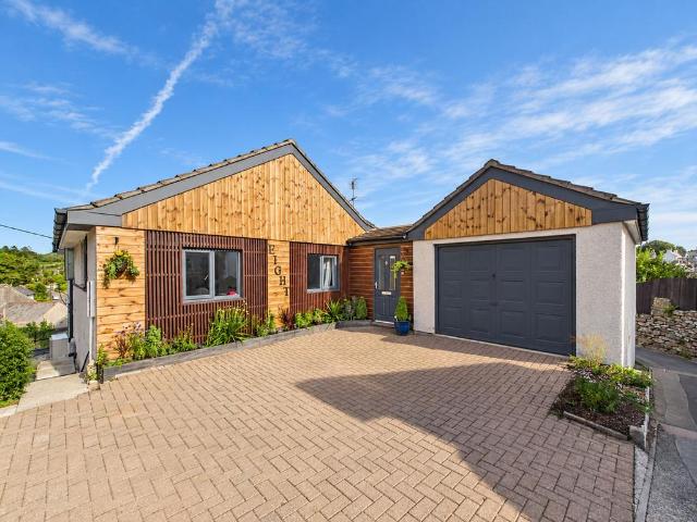 6 bedroom detached house for sale
