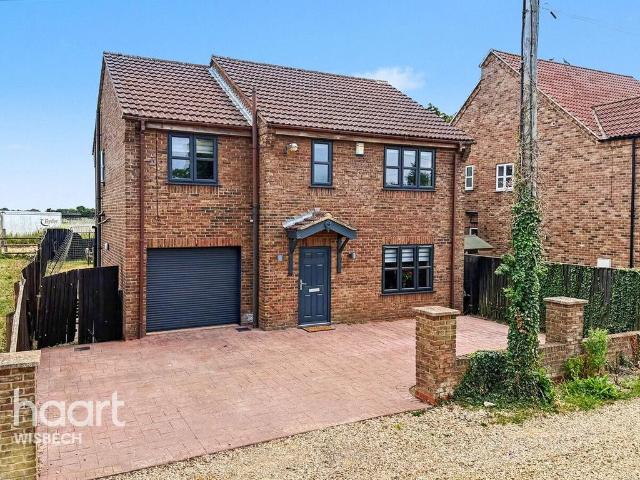 6 bedroom detached house for sale