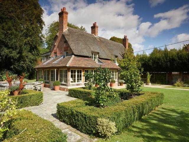 6 bedroom detached house for sale